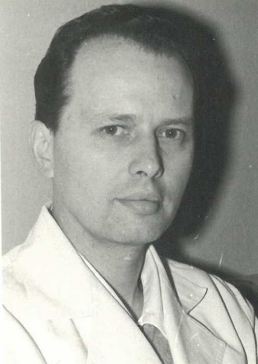 Młody mężczyzna w kitlu. Zdjęcie czarno-białe.